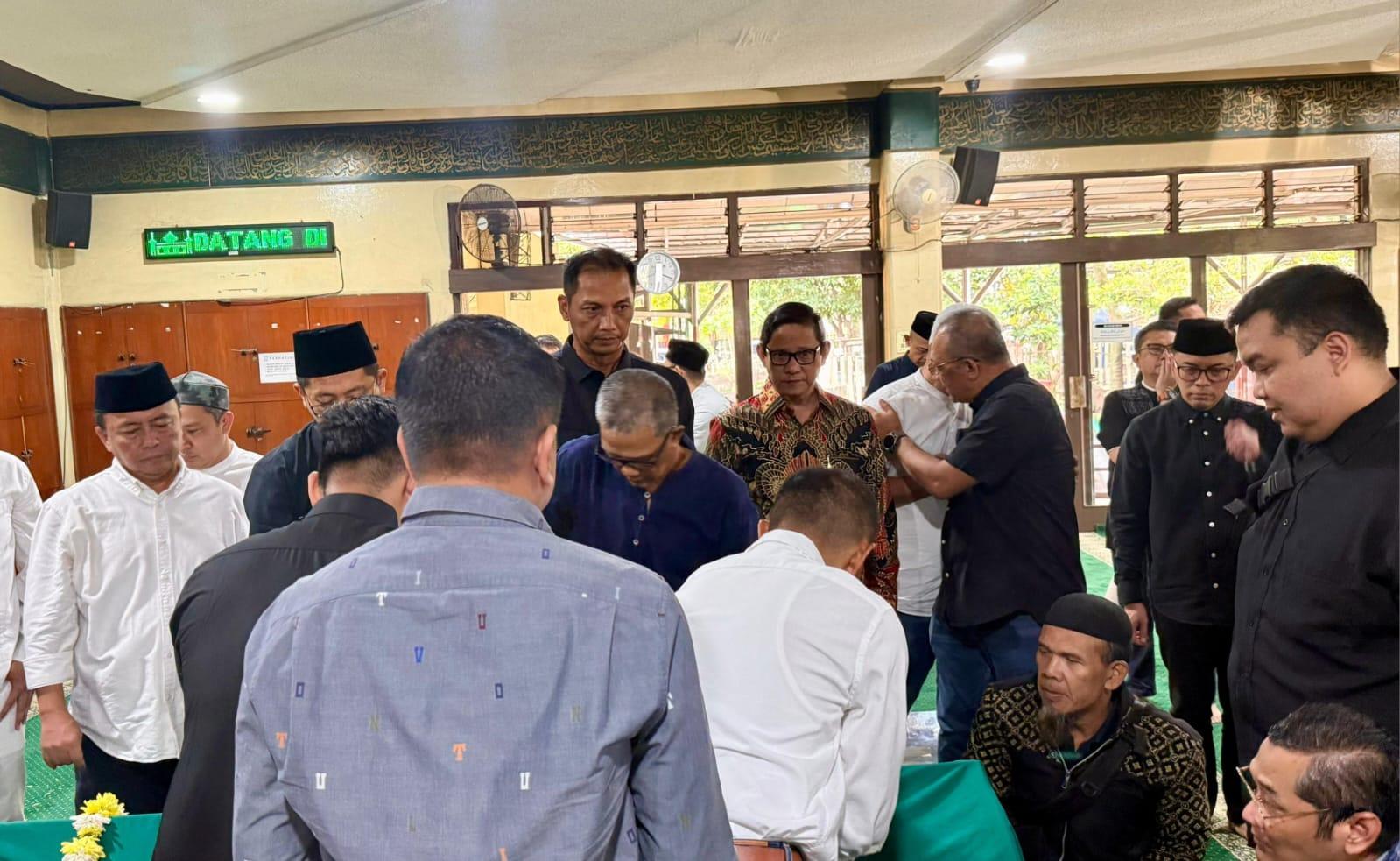 MQ-Iswara-saat-melayat-almarhum-Yusuf-Saadudin.jpg