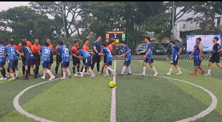 Gelorakan Pemilu Damai 2024, Mahasiswa & Polisi di Kota Sukabumi Gelar Laga Sepakbola Persahabatan