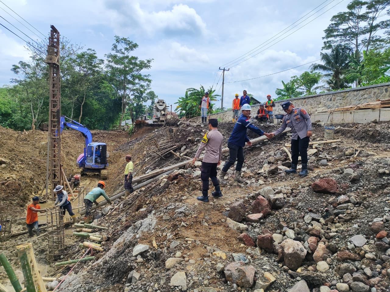 Majalengka-menuju-Wado-Kabupaten-Sumedang-kembali-terganggu-setelah-longsor-besar.jpg