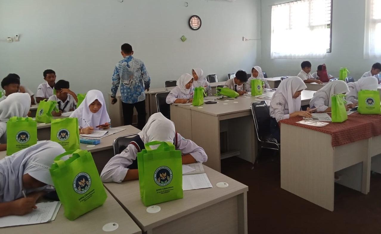 Makan-Bergizi-Gratis-MBG-di-SMPN-12-Kota-Sukabu.jpg