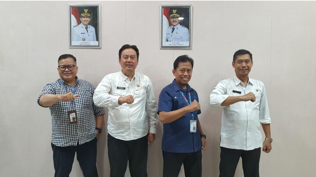 Manajer-Iklan-Tribun-Jabar-Dicky-Hadian-dan-Manajer-Online-Tribun-Jabar-Kisdiantoro.jpg