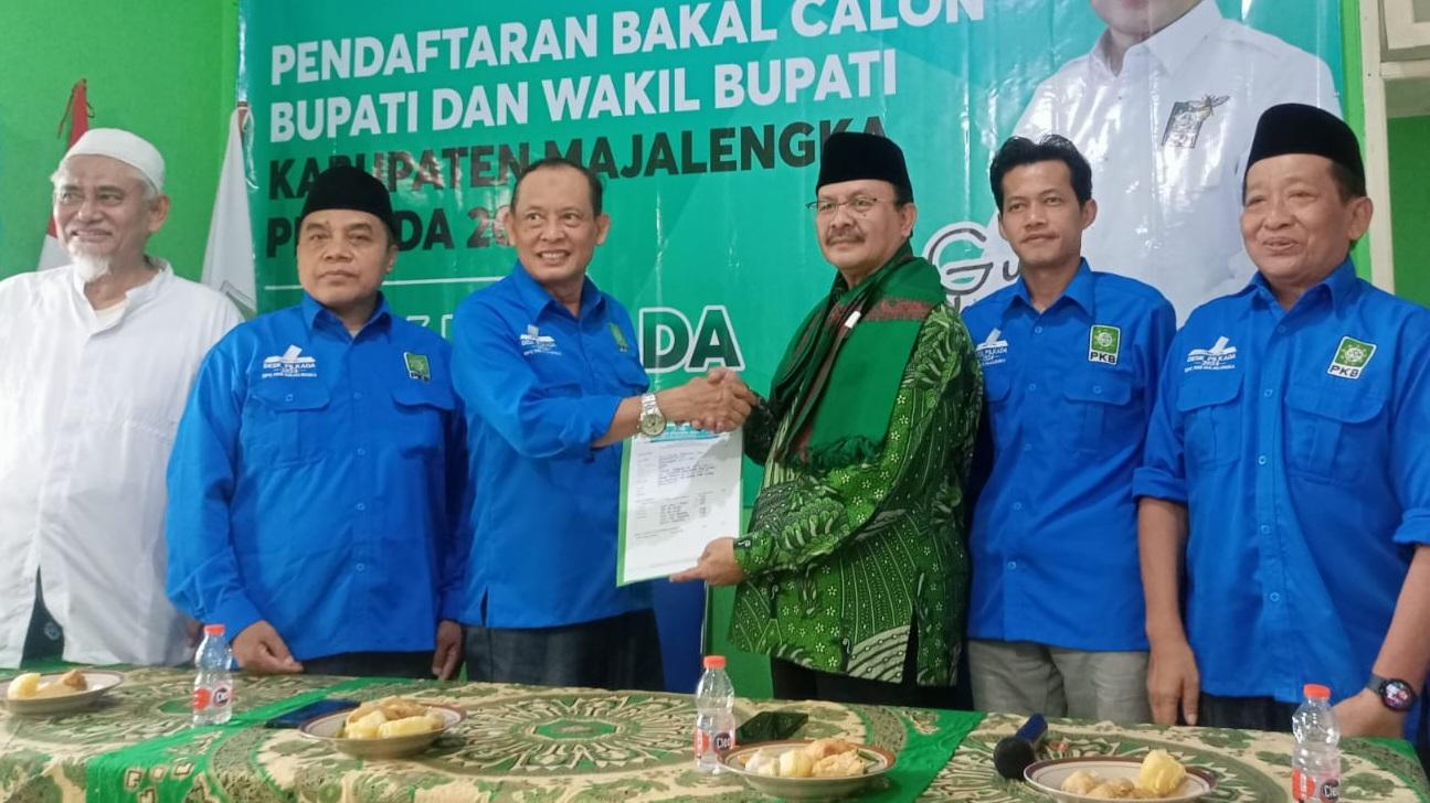 Mantan-Kepala-Kemenag-Majalengka-Yayat-Hidayat-ketiga-kanan.jpg