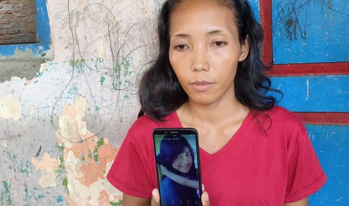 Marlianamenunjukkan-foto-Vina-yang-menjadi-korban-pemerkosaan-Cirebon.jpg