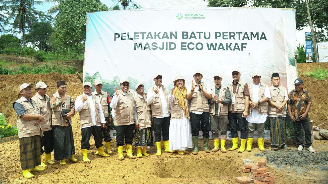 Kampoong Ecopreneur Tebar 1.000 Bibit Pohon, Pendirian Masjid Eco Wakaf Jadi Titik Awal Aksi Nyata