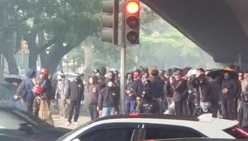 Massa-berbaju-hitam-dalam-aksi-May-Day.jpg