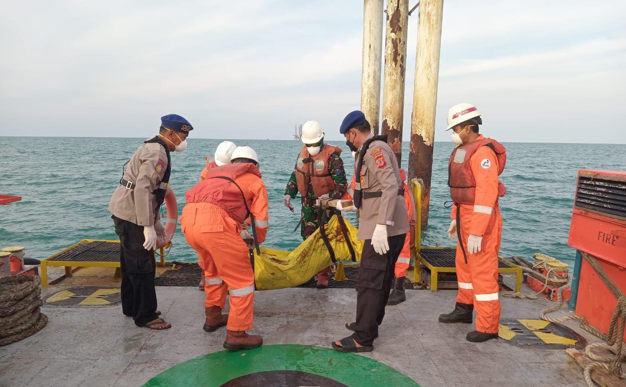 Mayat Pria Terapung di Laut Pantura Karawang, Ditemukan Mengenakan Baju Lengan Panjang Hitam