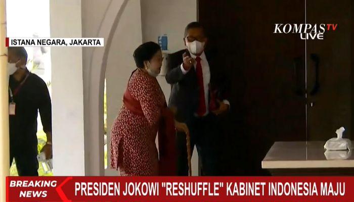 Megawati-pakai-tongkat-ke-Istana-Negara.jpg
