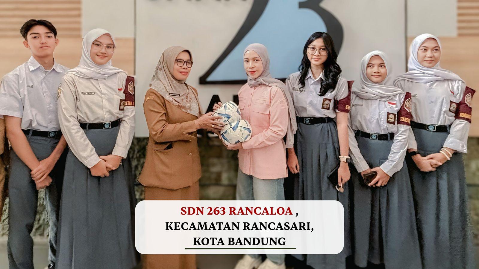 Melly-Goeslaw-memberikan-bantuan-olahraga-berupa-bola-sepak.jpg
