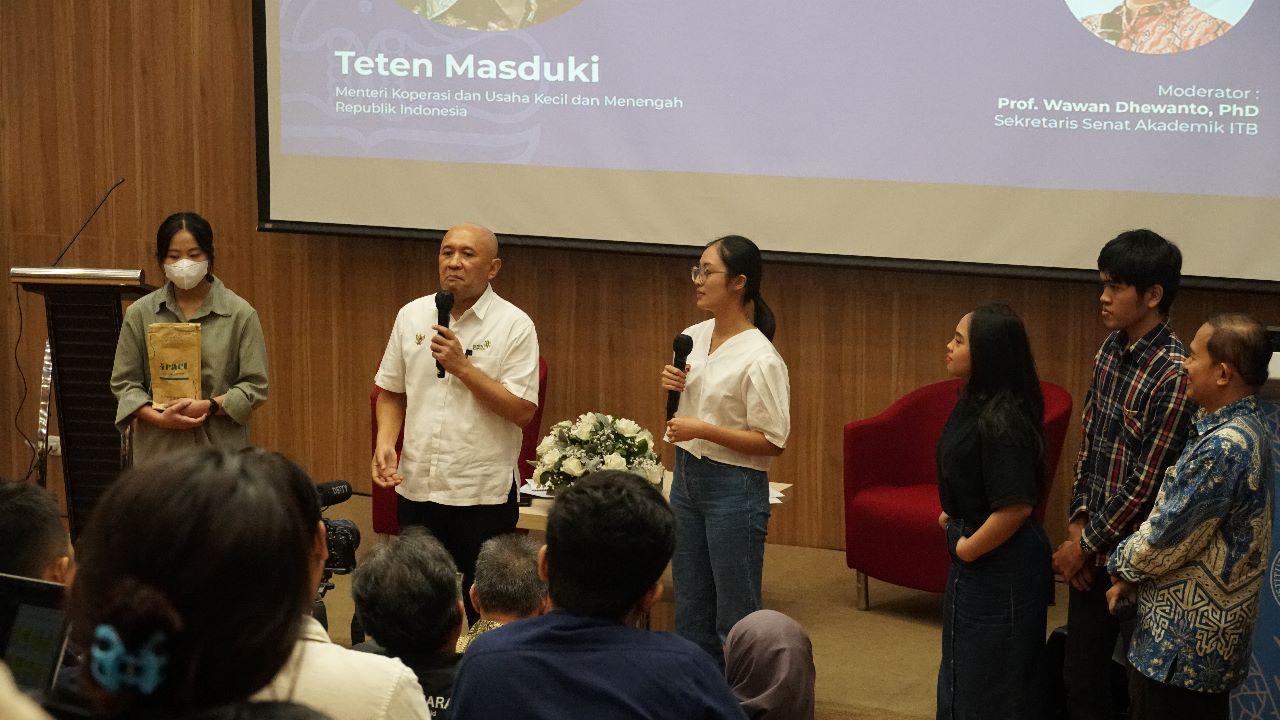 MenKopUKM-Teten-Masduki-saat-menyampaikan-Kuliah-Umum-dI-ITB.jpg