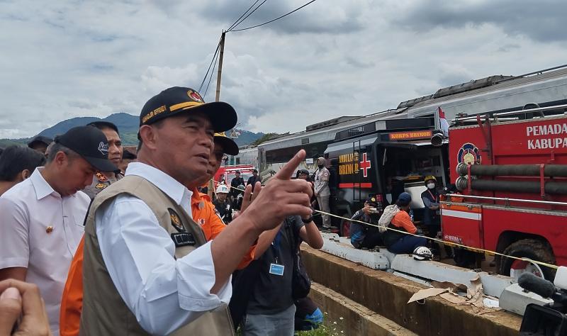 Menko-PMK-Muhadjir-Effendy-saat-meninjau-kereta-api-yang-bertabrakan.jpg