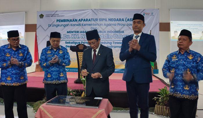 Menteri-Agama-Nasaruddin-Umar-saat-menandatangani-prasasti-Embarkasi.jpg