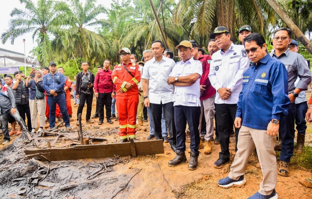 Menteri-ESDM-Bahlil-Lahadalia-saat-meninjau-sumur-minyak-rakyat.jpg