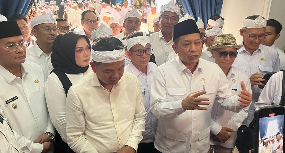 Menteri-Koperasi-Ferry-Juliantono-kanan-saat-diwawancarai-di-Gedung-Sate.jpg