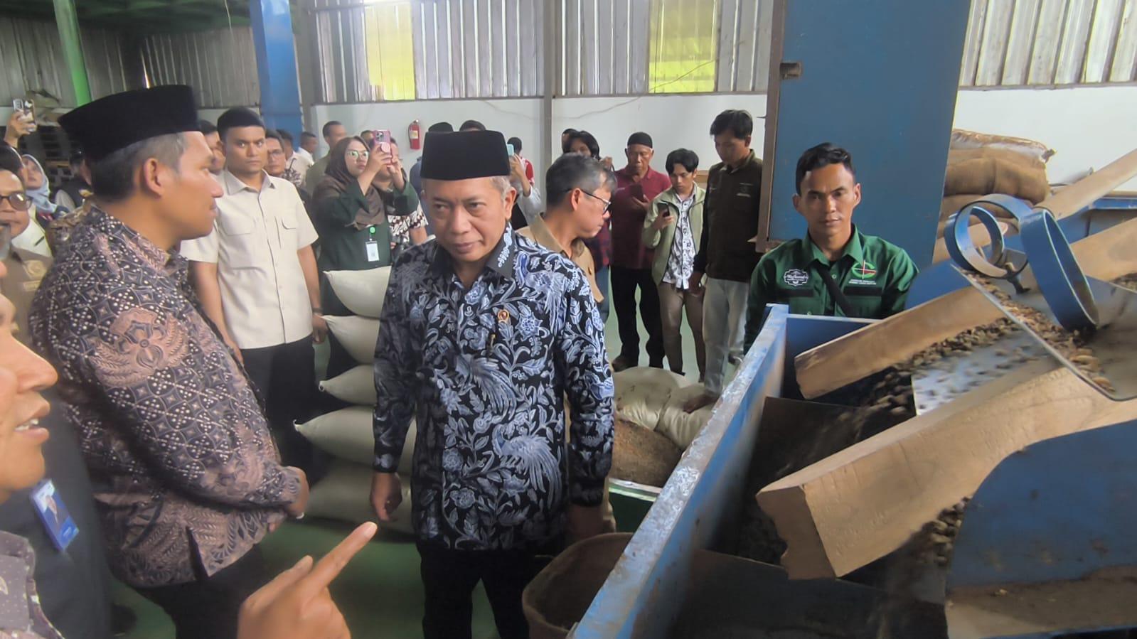 Menteri-Koperasi-dan-UKM-Ferry-Juliantono-melepas-eks.jpg