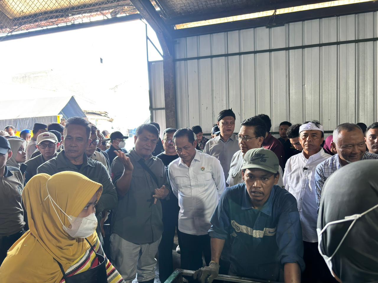 Menteri-Lingkungan-Hidup-Hanif-Faisol-Nurofiq-tinjau-pasar-caringin-Bandung.jpg