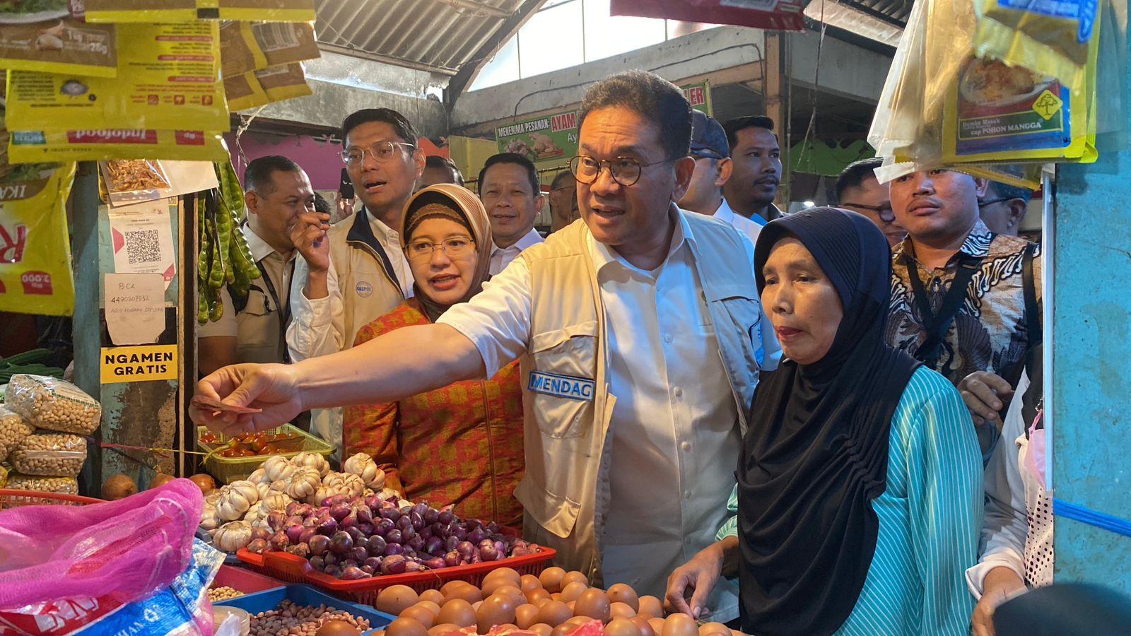 Menteri-Perdagangan-Budi-Santoso-saat-meninjau-harga-di-pasar-cihapit-bandung.jpg