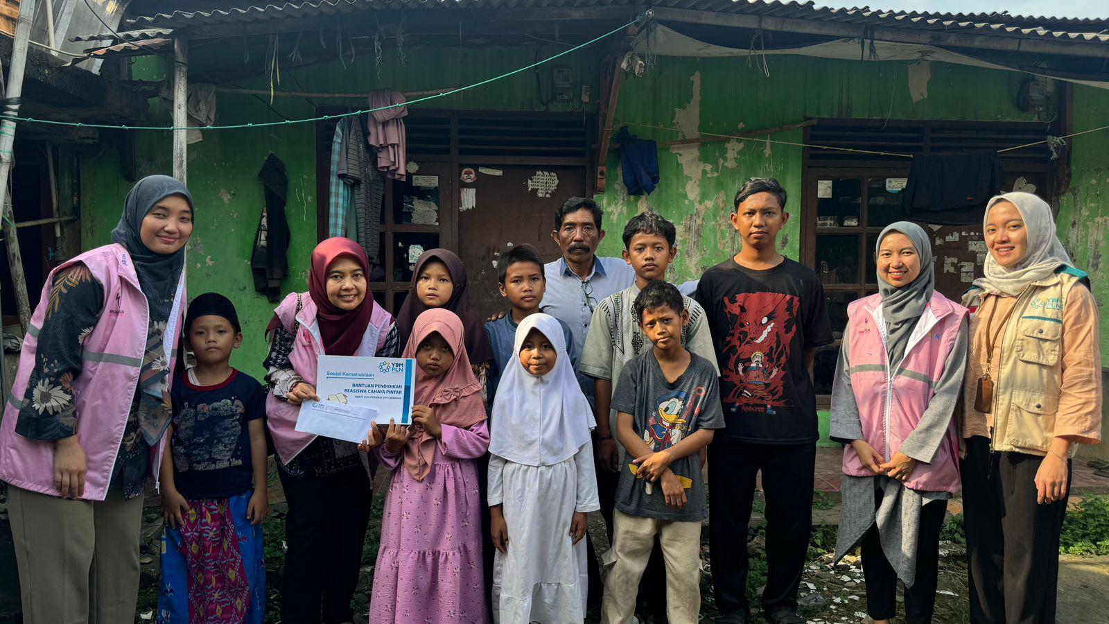 Sambut Hari Anak Nasional, Srikandi dan YBM PLN Cikarang Salurkan Bantuan Pendidikan