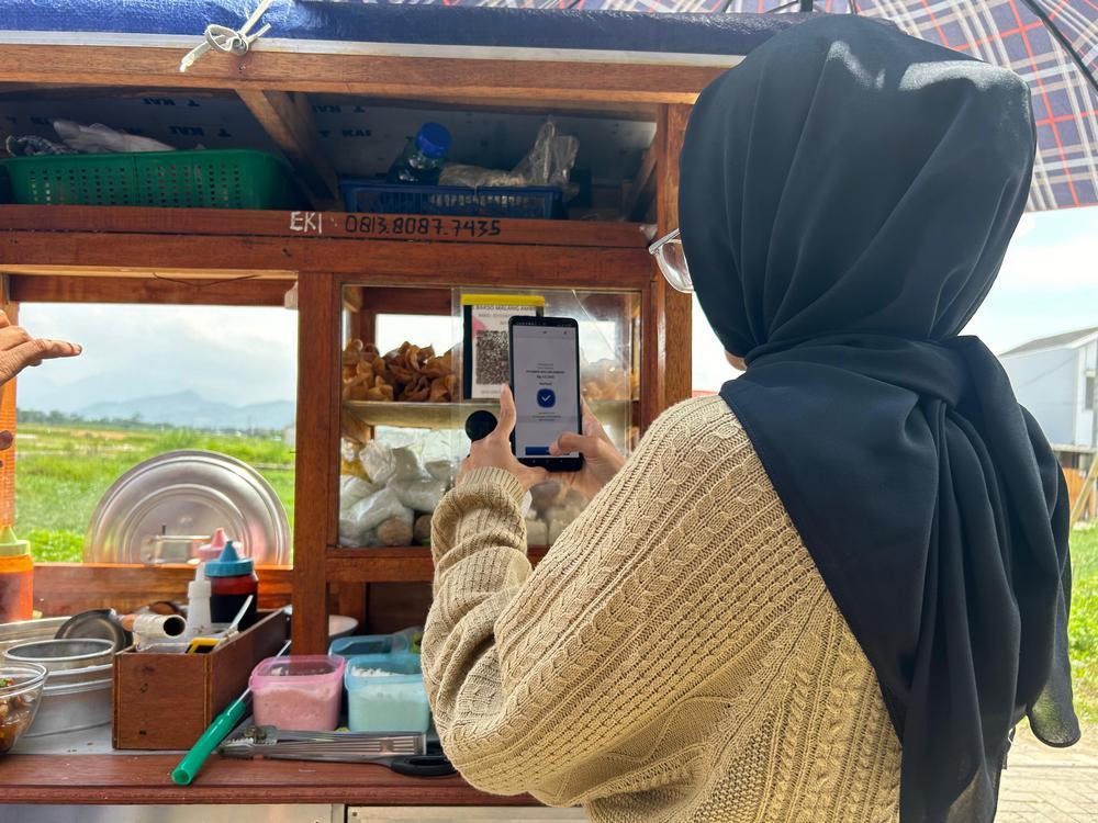 Mira-Wantina-30-melakukan-pembayaran-satu-mangkuk-bakso-menggunakan-QRIS.jpg