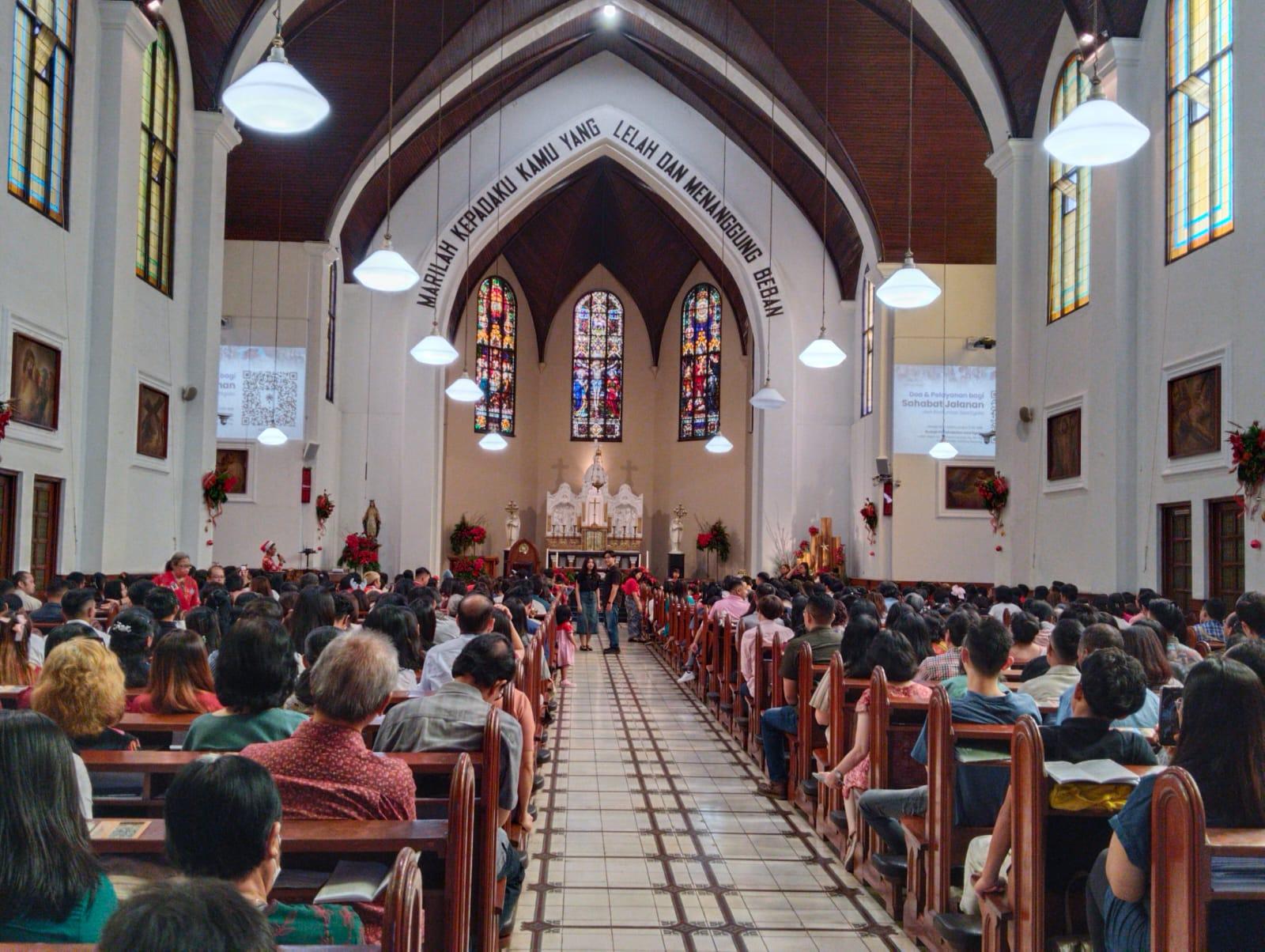 Misa-Natal-di-Gereja-Katedral-25.jpg