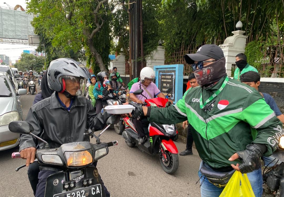 Mitra-Grab-Ngabuburit-dengan-Bagikan-Ratusan-Takjil-di-Cirebon.jpg