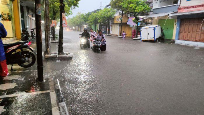 Akibat Nekat Terobos Banjir di Pusat Kota Indramayu, Banyak Motor Mogok: Jalanan seperti Empang