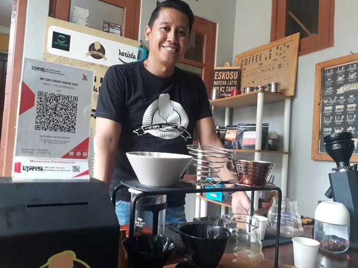 Kenalan dengan QRIS BRI, Kontrol Keuangan Jadi Mudah, Volume Penjualan Cikopi Mang Eko Meningkat