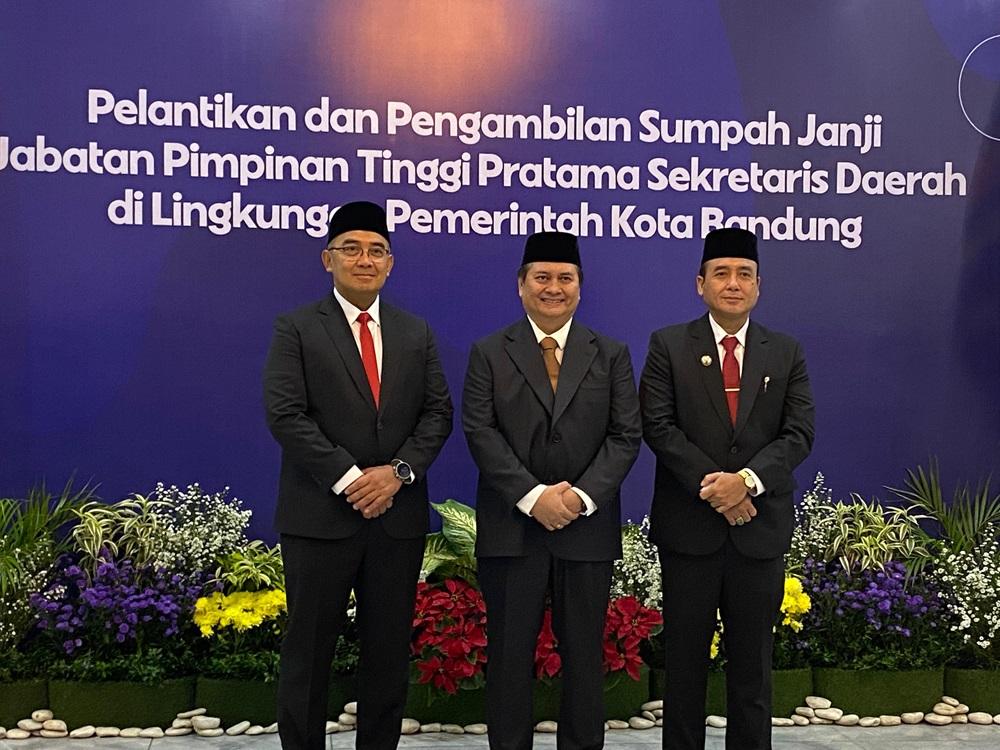 Muhammad-Farhan-dan-Wakil-Wali-Kota-Bandung-Erwin-saat-berfoto-dengan.jpg