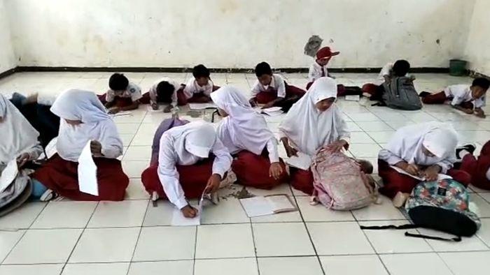 Murid-SDN-Banjarsari-mengikuti-KBM-dengan-belajar.jpg