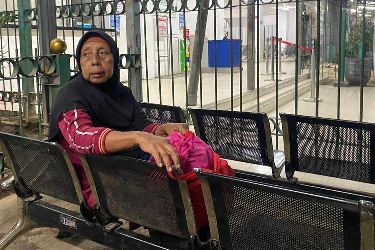 Nenek-Aisah-Menginap-di-Stasiun-Rangkasbitung.jpg
