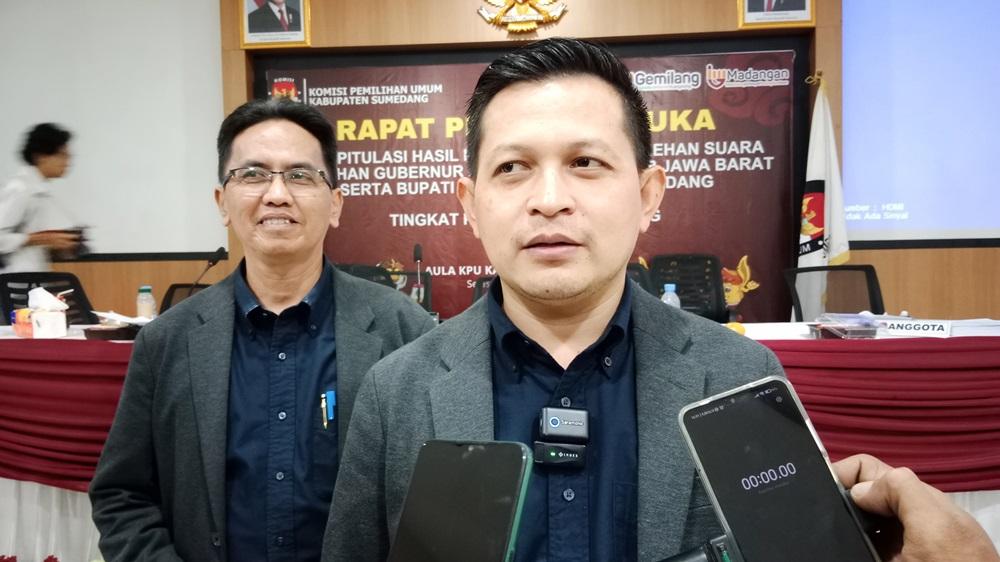 Ogi-Ahmad-Fauzi-saat-diwawancara-sejumlah-warta.jpg