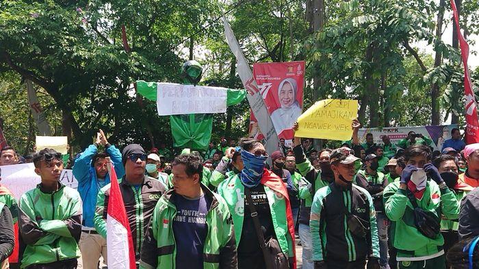 Ojek-online-Purwakarta-demo-Harga-BBM.jpg