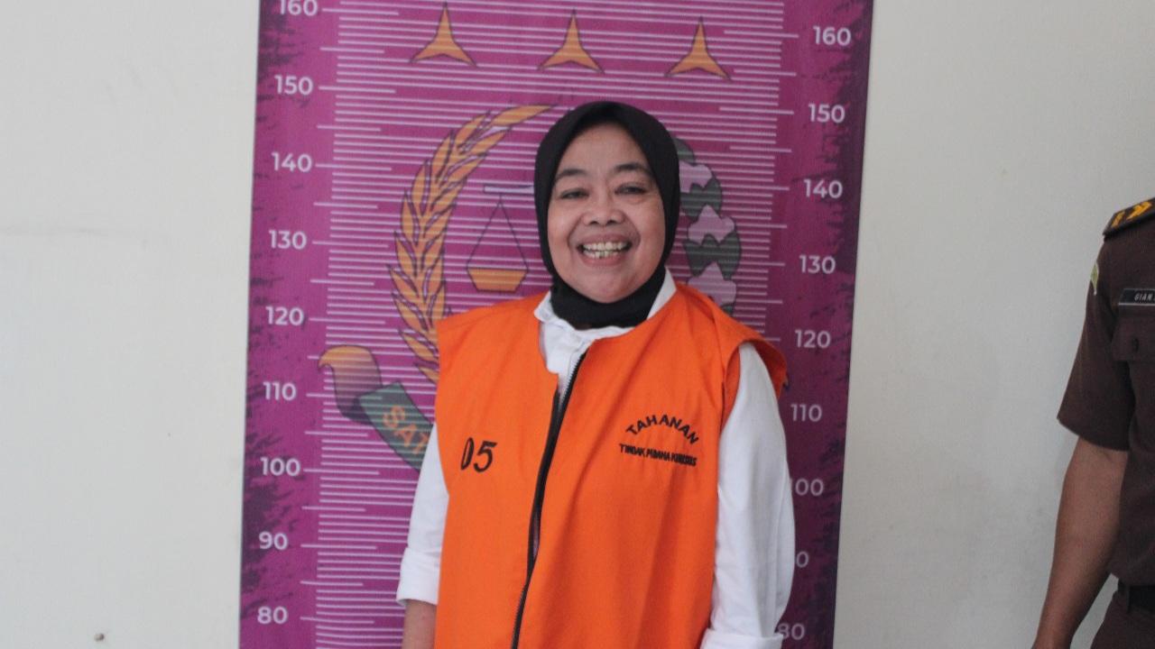 Senyum Lebar Kades di Sukabumi Pakai Rompi Tahanan: Jadi Tersangka Korupsi Dana Desa Rp 500 Juta