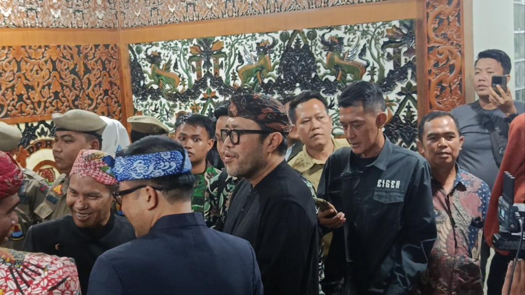 Ono-Surono-tampak-hadir-dalam-Rapat-Paripurna-di-Cirebon.jpg