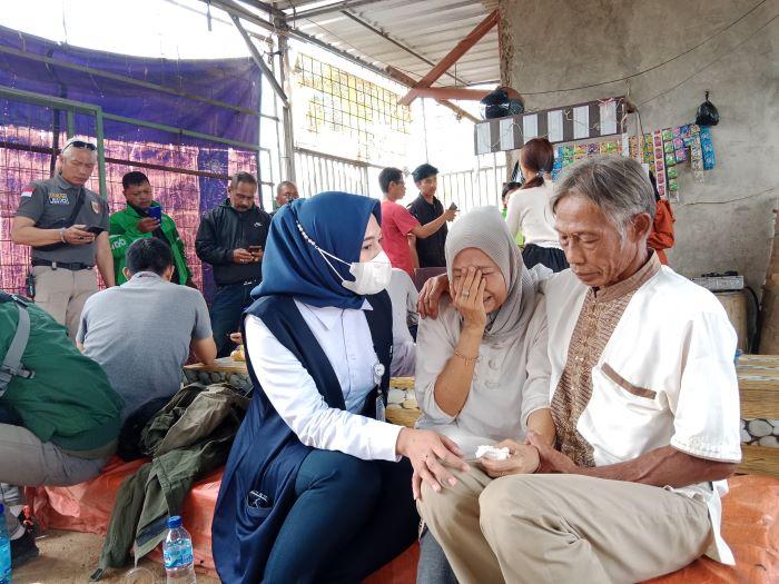 Orang-tua-korban-meninggal-dunia-dalam-tabrakan-kereta-api-di-Cicalengka.jpg