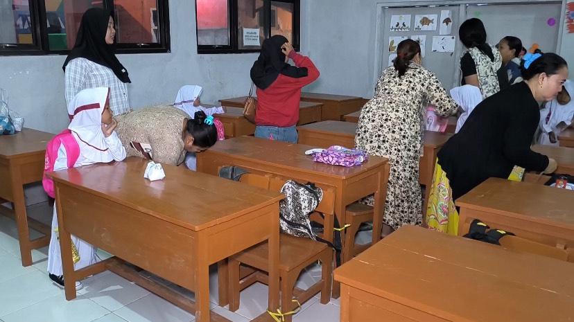 Orang-tua-murid-saat-berebut-bangku-di-SDN-4-Kedokanagung.jpg