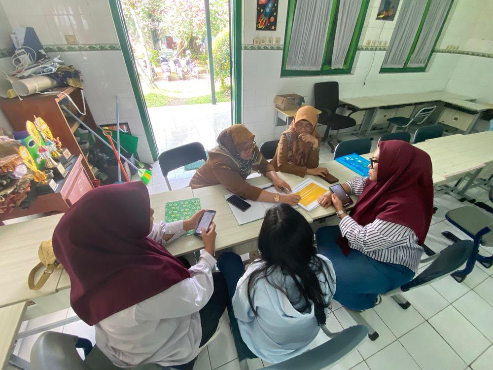 Orangtua-siswa-saat-konsultasi-SPMB-di-SMP-Neger.jpg