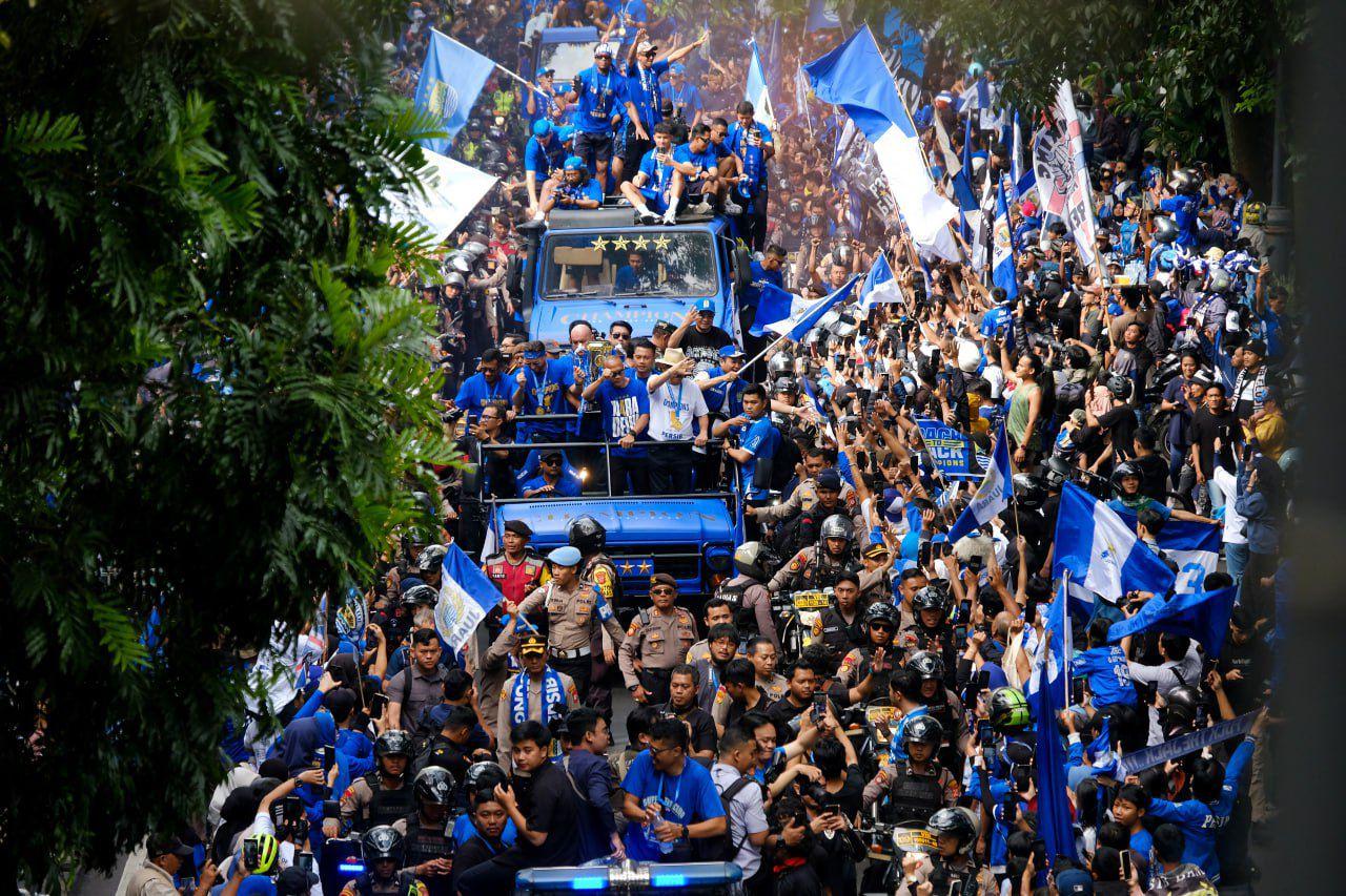 PAWAI-Konvoi-Persib-Juara-di-Kota-Bandung-pada-musim-2024-2025aaqs.jpg
