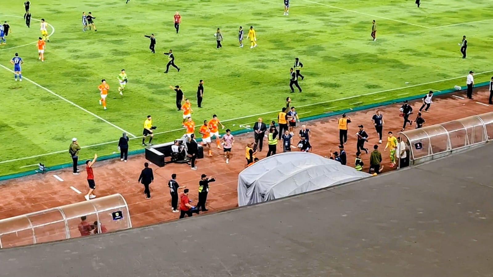 PEMAIN-RATCHABURI-masuk-stadion.jpg