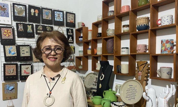PEMILIK-Elina-Keramik-Elina-Farida-Eksan-dengan-berbagai-produk.jpg