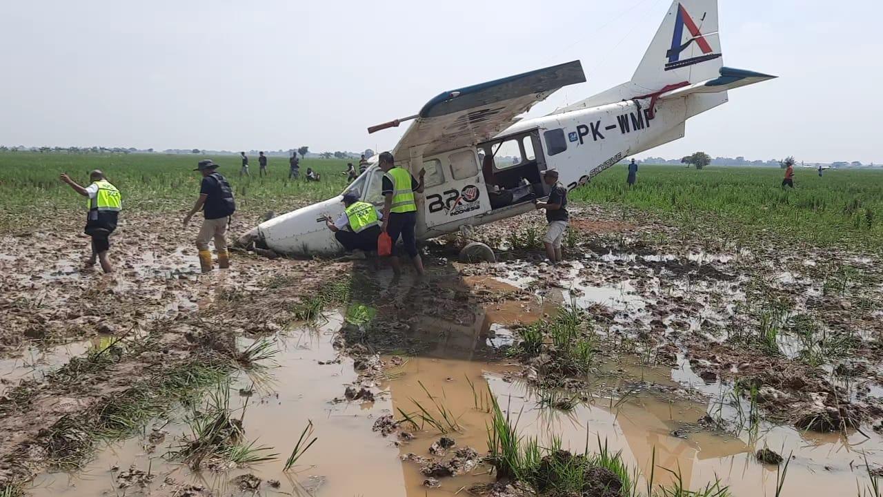 PESAWAT-JATUH-DI-KARAWANG-di-sawah.jpg