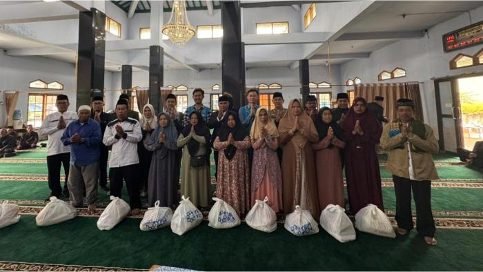PLN-UP3-Cianjur-berkontribusi-dengan-menyalurkan-bantuan-paket-sembako.jpg
