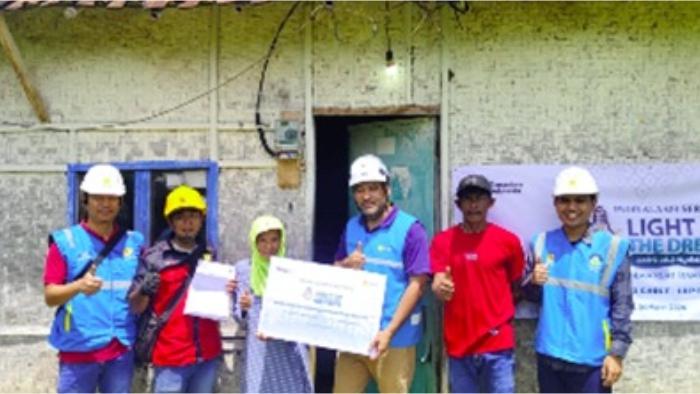 PLN-UP3-Garut-melaksanakan-penyalaan-listrik-gratis-bagi-masyarakat-kurang-mampu.jpg