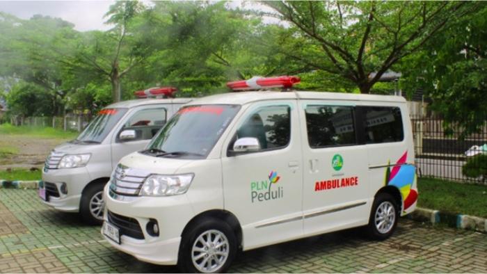 PLN-konsisten-memberikan-tiga-unit-mobil-ambulans.jpg
