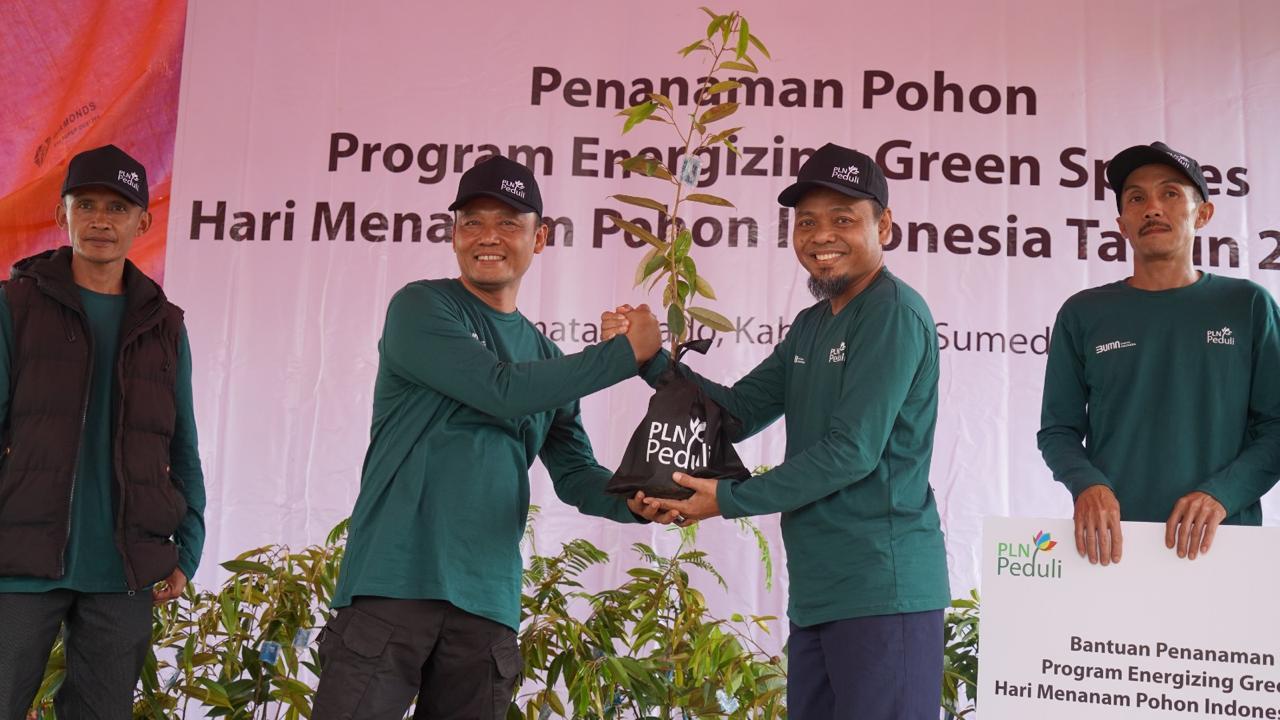 PLN-melalui-program-Energizing-Green-Spaces-menyerahkan-lebih-dari-1400-bibit-pohon.jpg