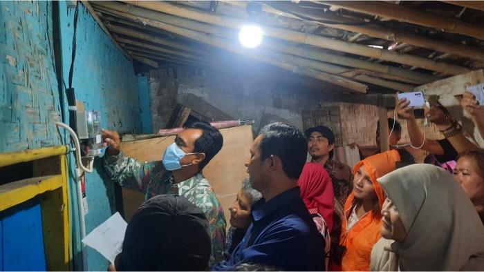 PLN-memberikan-Bantuan-Pasang-Baru-Listrik-BPBL-kepada-warga.jpg