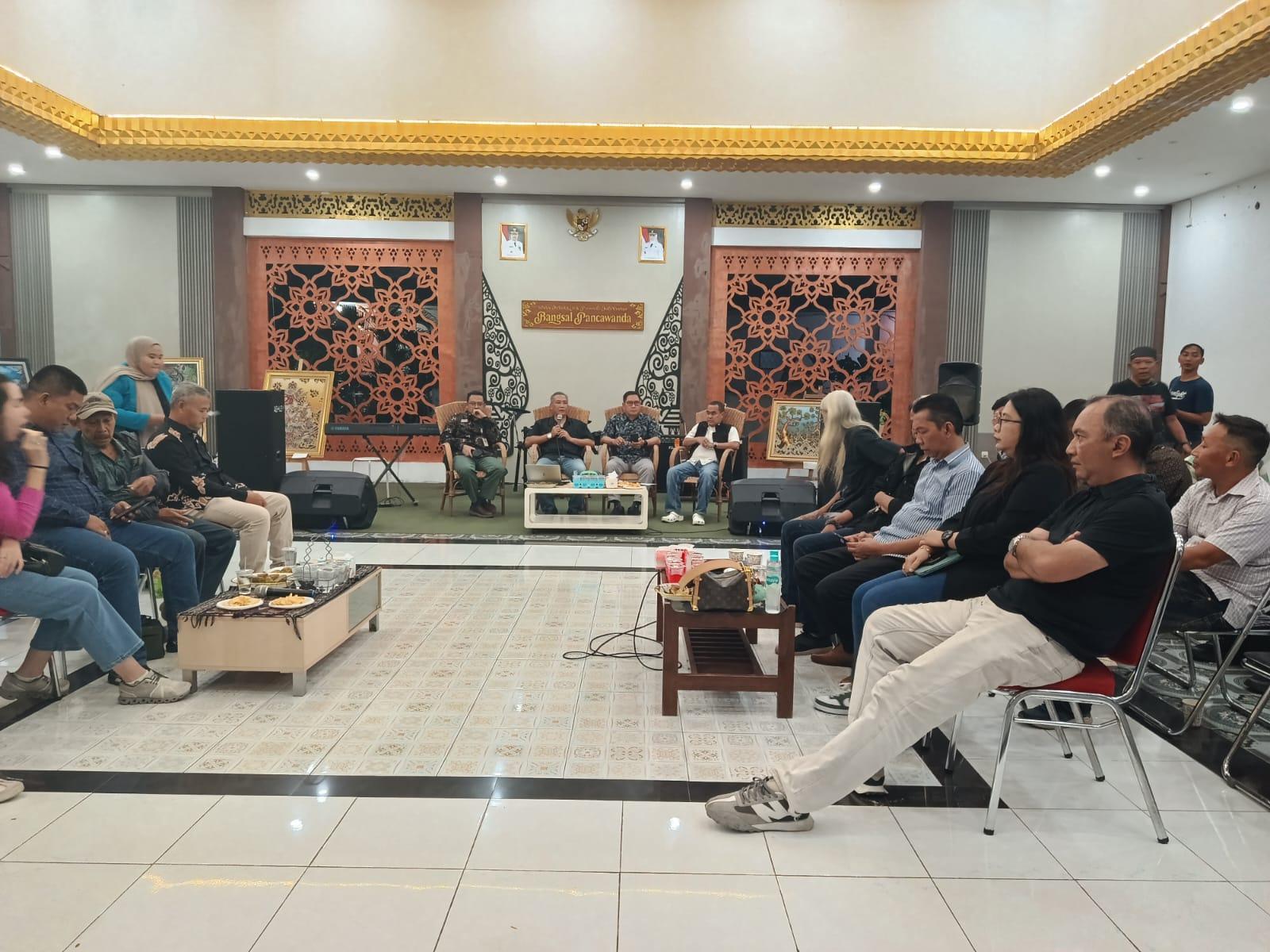 POLEMIK-rel-sukalila-cirebon.jpg