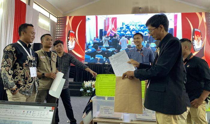 PPK-Tukdana-Indramayu-saat-memperbaiki-kesalahan-memasukkan.jpg