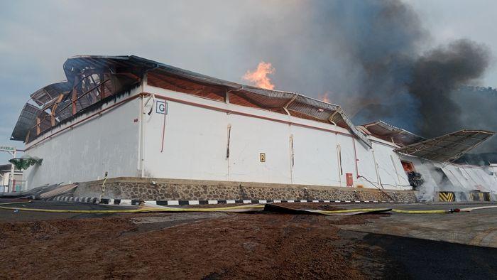 Pabrik-milik-PT-Kewalram-II-terbakar-1212121212121212.jpg