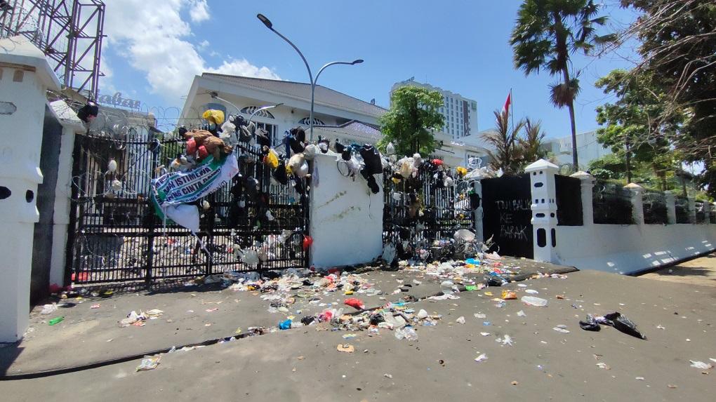 3 Hari Demo di Kota Bandung Sisakan Sampah 40 Meter Kubik, Didominasi Reruntuhan RM Sambara dan Mess