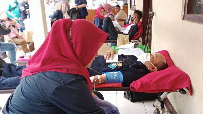 Palang-Merah-Indonesia-PMI-Sumedang-menggelar-kegiatan-donor-darah.jpg